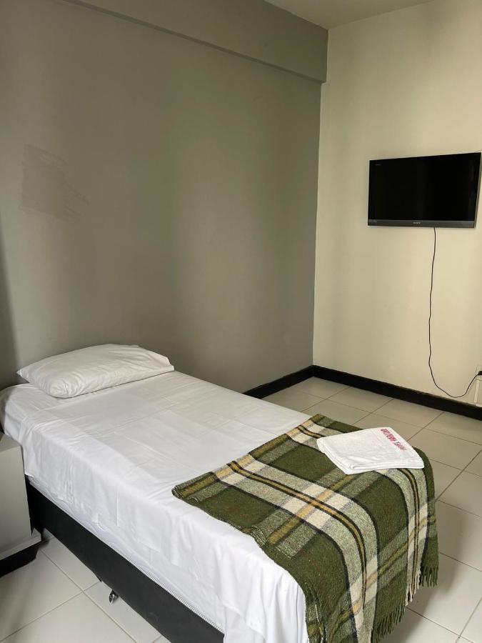 Economy 888 - Próximo A Praça Da Estação E Rodoviária Hotel 2*